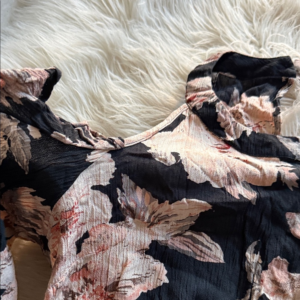 🌸FLORAL RUFFLE COLD SHOULDER BLOUSE🌸 - Picture 2 of 4